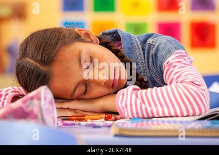 Erschöpfte Kinder schlafen in einer Grundschule Klassenzimmer Stockfoto