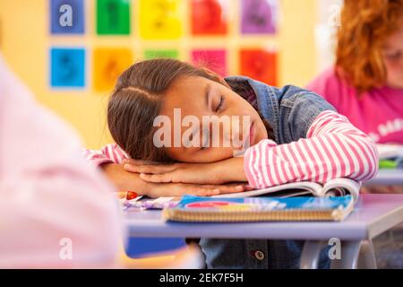 Erschöpfte Kinder schlafen in einer Grundschule Klassenzimmer Stockfoto