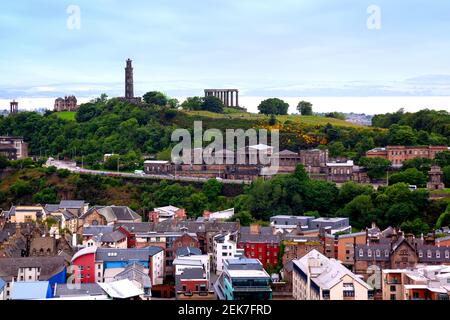 Blick auf Calton Hill und Old Royal High School vom Holyrood Park, Edinburgh, Schottland Stockfoto