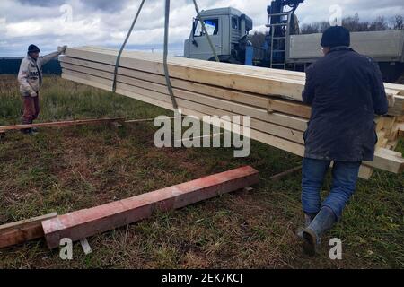 Kaluga, Russland 13. Oktober 2019: Bauarbeiten, Entladen von Brettern für den Bau. Neu Stockfoto