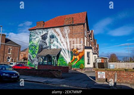 Ein neues Wandbild des Künstlers Paul Curtis, gemalt auf der Seite der Parkside Veterinary Surgery in New Ferry, Wirral. Bilddatum: Dienstag, 23. Februar 2021. Stockfoto