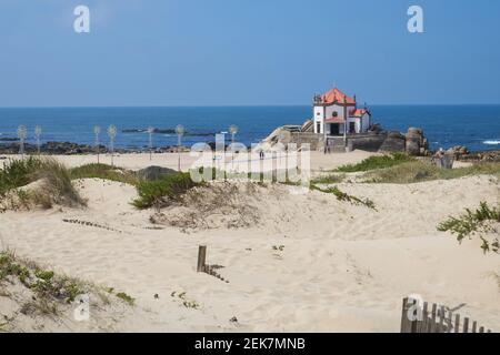 Schöne Kapelle am Strand Capela do Senhor da Pedra in Miramar, in Portugal Stockfoto