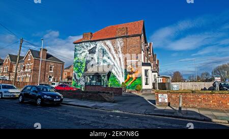 Ein neues Wandbild des Künstlers Paul Curtis, gemalt auf der Seite der Parkside Veterinary Surgery in New Ferry, Wirral. Bilddatum: Dienstag, 23. Februar 2021. Stockfoto