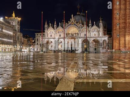 Nachtaufnahme des beleuchteten berühmten Markusdom oder Basilica di San Marco, Venedig, Venetien, Italien