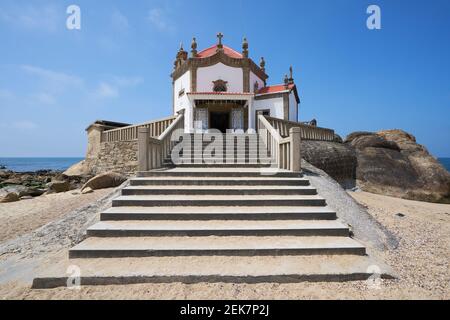 Schöne Kapelle am Strand Capela do Senhor da Pedra in Miramar, in Portugal Stockfoto