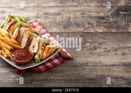 Club Sandwich und Pommes mit Ketchup-Sauce auf Holz Tabelle Stockfoto