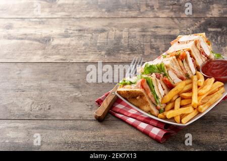 Club Sandwich und Pommes mit Ketchup-Sauce auf Holz Tabelle Stockfoto