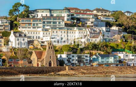 Saint Aubin Stadt Meeresblick mit Sacred Heart of Jesus Kirche,, Vogtei von Jersey, Kanalinseln Stockfoto