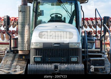 Dolyna, Ukraine 29. April 2020: Agrar-Industriemaschinen werden die Felder bebauen, ein Traktor eines Challender-Unternehmens auf Raupen, eine Agricultura Stockfoto