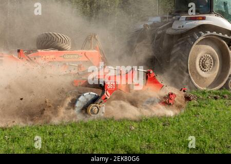 Dolyna, Ukraine 29. April 2020: Challender Traktor auf Raupen und mit Anbaugeräten für den Feldbau, landwirtschaftliche Firma Khortyzja. Neu Stockfoto