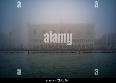 Venedig, Italien. 23rd. Februar 2020. Der Ducale Palast ist zu sehen, während die Stadt in einem dichten Nebel am 23. Februar 2021 in Venedig, Italien eingetaucht ist. © Simone Padovani / Behind Venice / Alamy Live News Stockfoto