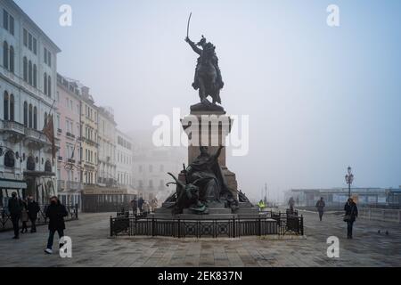 Venedig, Italien. 23rd. Februar 2020. Bürgerspaziergang in der Nähe der Statue Vittorio Emanuele, während die Stadt am 23. Februar 2021 in Venedig, Italien, in dichten Nebel getaucht ist © Simone Padovani / Behind Venice / Alamy Live News Stockfoto