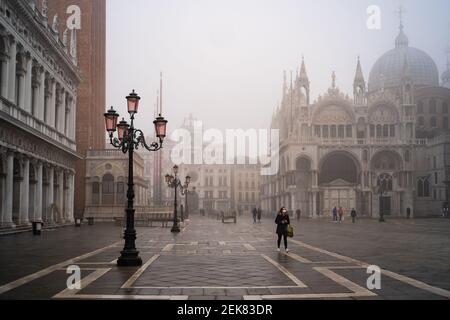 Venedig, Italien. 23rd. Februar 2020. Bürgerspaziergang auf dem Markusplatz, während die Stadt am 23. Februar 2021 in Venedig, Italien, in dichten Nebel getaucht ist © Simone Padovani / Behind Venice / Alamy Live News Stockfoto