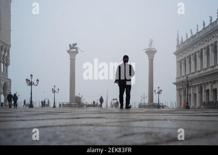 Venedig, Italien. 23rd. Februar 2020. Bürgerspaziergang auf dem Markusplatz, während die Stadt am 23. Februar 2021 in Venedig, Italien, in dichten Nebel getaucht ist © Simone Padovani / Behind Venice / Alamy Live News Stockfoto