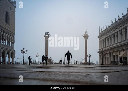 Venedig, Italien. 23rd. Februar 2020. Bürgerspaziergang auf dem Markusplatz, während die Stadt am 23. Februar 2021 in Venedig, Italien, in dichten Nebel getaucht ist © Simone Padovani / Behind Venice / Alamy Live News Stockfoto