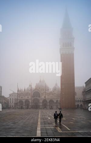 Venedig, Italien. 23rd. Februar 2020. Bürgerspaziergang auf dem Markusplatz, während die Stadt am 23. Februar 2021 in Venedig, Italien, in dichten Nebel getaucht ist © Simone Padovani / Behind Venice / Alamy Live News Stockfoto