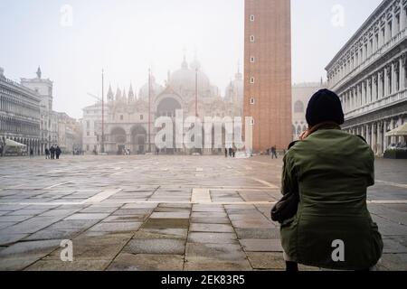 Venedig, Italien. 23rd. Februar 2020. Bürgerspaziergang auf dem Markusplatz, während die Stadt am 23. Februar 2021 in Venedig, Italien, in dichten Nebel getaucht ist © Simone Padovani / Behind Venice / Alamy Live News Stockfoto