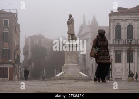 Venedig, Italien. 23rd. Februar 2020. Bürgerspaziergang, während die Stadt am 23. Februar 2021 in Venedig, Italien, in einen dichten Nebel getaucht ist. © Simone Padovani / Behind Venice / Alamy Live News Stockfoto