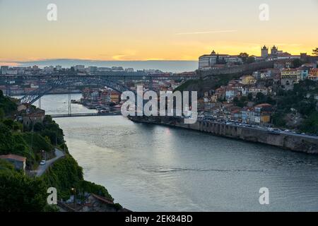 Porto Blick von Aussichtspunkt in Vila Nova de Gaia mit Nortada Nebel, Portugal Stockfoto