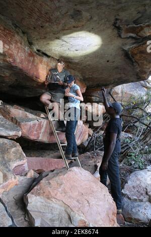 (210223) -- SYDNEY, Feb. 23, 2021 (Xinhua) -- das am 7. Juli 2016 aufgenommene Aktenfoto zeigt Forscher, die ein Gemälde eines Känguruhs in der Kimberley-Region, Australien, aufnehmen. Ein zwei Meter langes Gemälde eines Kängurus in der Kimberley-Region Westaustraliens gilt seit 17.300 Jahren als Australiens ältestes intaktes Felsbild.naturalistische Tierdarstellungen sind ein gängiges Thema der ältesten datierten Felskunst der Welt. In einem Artikel, der am Dienstag in Nature Human Behaviour veröffentlicht wurde, Ein Forscherteam unter der Leitung der Universität Melbourne verwendete das Radiokarbon aus 27 Schlammwespennestern von 16 simila Stockfoto