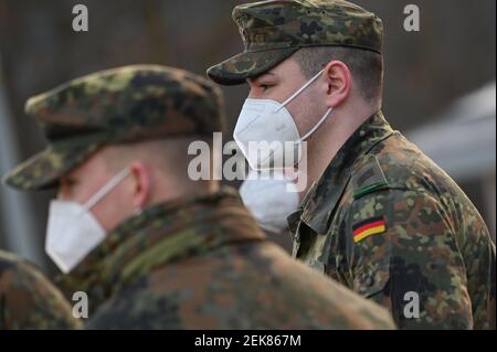 Subjekt Bild Wehrpflicht, Soldaten, Rang. Rang, Rang Abzeichen, Rang Abzeichen. Soldaten der Bundeswehr helfen bei der Prüfung von Immigranten, sie tragen FFP2 Gesichtsmasken und Masken. Grenzkontrollen an der österreichisch-deutschen Grenze, Grenzübergang Kiefersfelden Grenzpolizisten kontrollieren Autofahrer, die von Tirol/Österreich nach Bayern/Deutschland einreisen. Weltweite Nutzung Stockfoto