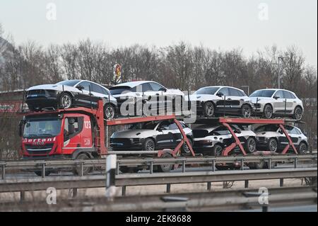 Autotransport, Autotransporter transportieren neue Autos über die Grenze. Porsche, Luxusautos, Grenzkontrollen an der österreichisch-deutschen Grenze, Grenzübergang Kiefersfelden Grenzpolizisten kontrollieren Autofahrer, die von Tirol/Österreich nach Bayern/Deutschland einreisen. Weltweite Nutzung Stockfoto