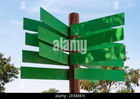 Doha, Katar - 09. Februar 2021: Al Bidda Park, leere leere Wegweiser mit blauem Himmel Hintergrund Stockfoto