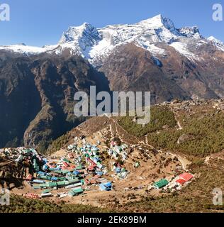 Namche Bazar und Mount Kongde, Sagarmatha Nationalpark, Khumbu Tal, Weg zum Everest Basislager, Nepal Stockfoto