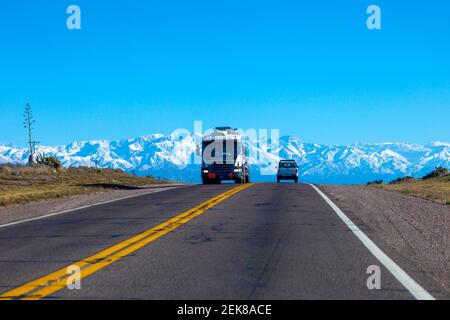 Andengebirge in Mendoza, Argentinien, Straße, die nach Chile kreuzt Stockfoto