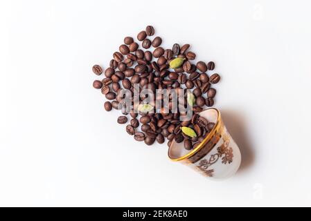 Geröstete Kaffeebohnen und eine Kaffeetasse isoliert auf weiß Hintergrund von oben Stockfoto