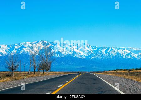 Andengebirge in Mendoza, Argentinien, Straße, die nach Chile kreuzt Stockfoto