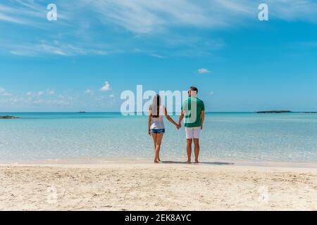 Glückliches Paar an einem tropischen Strand. Sommerurlaub Konzept. Stockfoto