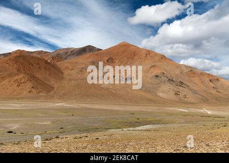 Schöne rote Berg, typische Landschaft in Rupshu Valley, Himalaya-Bereich, Ladakh, Jammu und Kaschmir, Indien Stockfoto