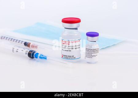 Brasov, Rumänien - 21. Februar 2021: Pfizer BioNTech und Moderna Covid-19 Impfstoff auf weißem Hintergrund. Stockfoto