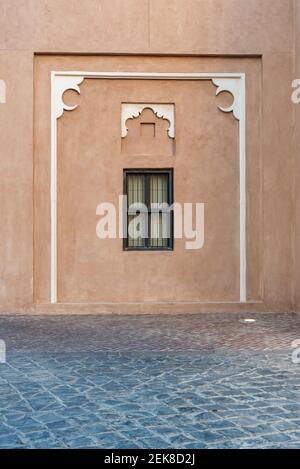 Doha, Katar - 09. Februar 2021: Tagesansicht von Doha, Katar Architektur Wahrzeichen, Fenster in Katara - The Cultural Village Foundation Stockfoto