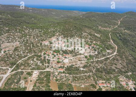 Luftdrohnenaufnahme des Dorfes Zena Glava in der Nähe der Tito-Höhle Auf der Insel Vis mit Blick auf die adriatische Küste Stockfoto