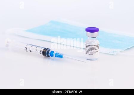 Brasov, Rumänien - 21. Februar 2021: Pfizer-BioNTech Covid-19-Impfstoff auf weißem Hintergrund. Stockfoto