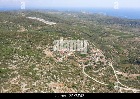 Luftdrohnenaufnahme des Dorfes Zena Glava in der Nähe der Tito-Höhle Auf der Insel Vis mit Blick auf die adriatische Küste Stockfoto