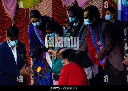 Kathmandu, Nepal. Februar 2021, 23rd. Premierminister KP Sharma Oli bewässert Blumen während seiner Geburtstagsfeier 70th in Nepal Children's Organization, einem Kinderheim in Kathmandu, Nepal am Dienstag, den 23. Februar 2021. Kredit: Skanda Gautam/ZUMA Wire/Alamy Live Nachrichten Stockfoto