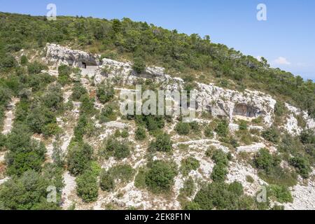 Luftdrohne Blick auf Versteck von Tito's Cave auf Josip Broz auf der Insel Vis in Kroatien Sommer Stockfoto