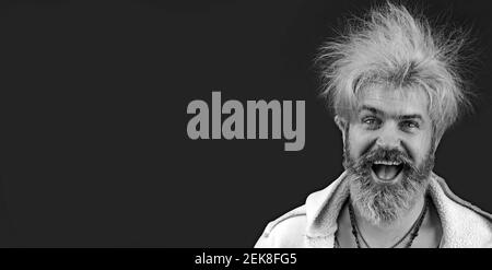 Mann, der entblödete Drähte hält und vor Schmerz schreit. Platz für Ihren Text Stockfoto