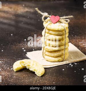 Hausgemachte Bio-Keto Kokosnusskekse auf braunem Hintergrund. Süßes Gebäck mit Kokosmehl ist glutenfrei, kohlenhydratarm. Keto-Diät. Süßes Geschenk. Stockfoto