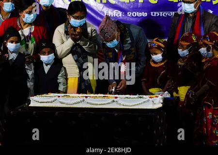 Kathmandu, Nepal. Februar 2021, 23rd. Premierminister KP Sharma Oli schneidet am Dienstag, den 23. Februar 2021, bei seiner Geburtstagsfeier 70th in Nepal Children's Organization, einem Kinderheim in Kathmandu, Nepal, einen Kuchen. Kredit: Skanda Gautam/ZUMA Wire/Alamy Live Nachrichten Stockfoto