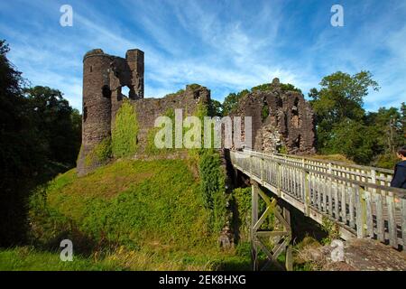 Grosmont Castle, Monmouthshire Wales, Großbritannien, mit Figur am Rand Stockfoto