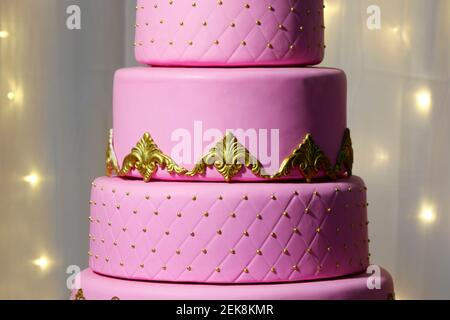 Pink Party Cake, 15. Geburtstag, mit der Goldenen Zahl 15, rosa Kuchen, 15 Jahre alte Geburtstagstorte Stockfoto