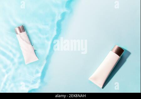 Rahmen mit Fliederblüten, Ästen, Blättern und Blütenblättern isoliert auf weißem Hintergrund. Flache Lage, Overhead-Ansicht Stockfoto