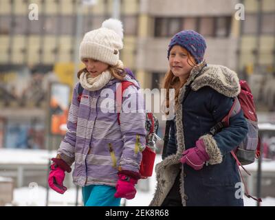 Prag, Tschechische Republik. 02-23-2021. Zwei Mädchen gehen an einem kalten Wintertag im Stadtzentrum von Prag spazieren. Stockfoto