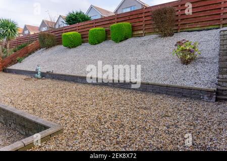 Largs, Schottland, Großbritannien - 22. November 2020: Ein neuer Landschaftsgarten mit Cotswold und Quartz Gravel. Neu Stockfoto