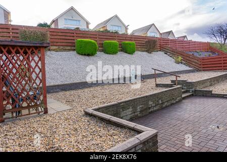 Largs, Schottland, Großbritannien - 22. November 2020: Ein neuer Landschaftsgarten mit Cotswold und Quartz Gravel. Neu Stockfoto