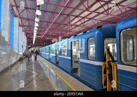 Metro-Zug kam an der neuen Terminal-Station Shushary von St. Petersburg Metro in wenigen Tagen nach seiner Eröffnung Stockfoto